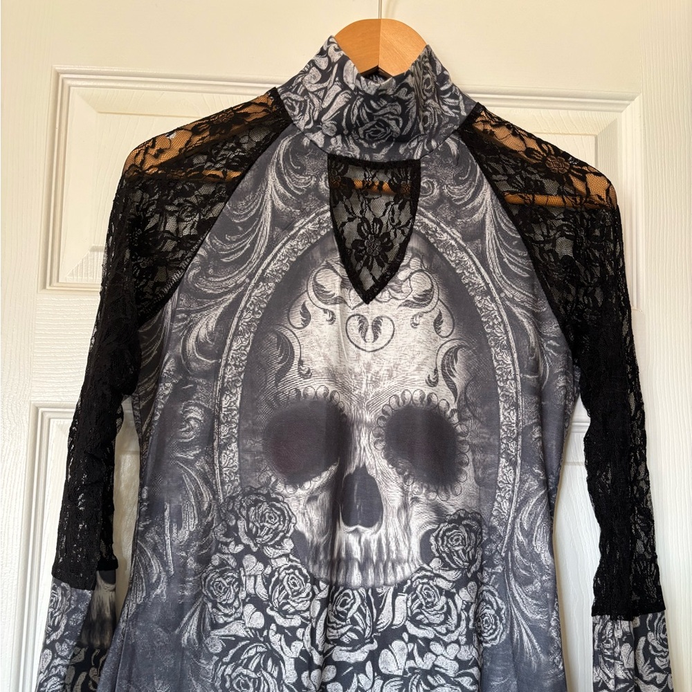 Skull design with lace sleeves shirt.